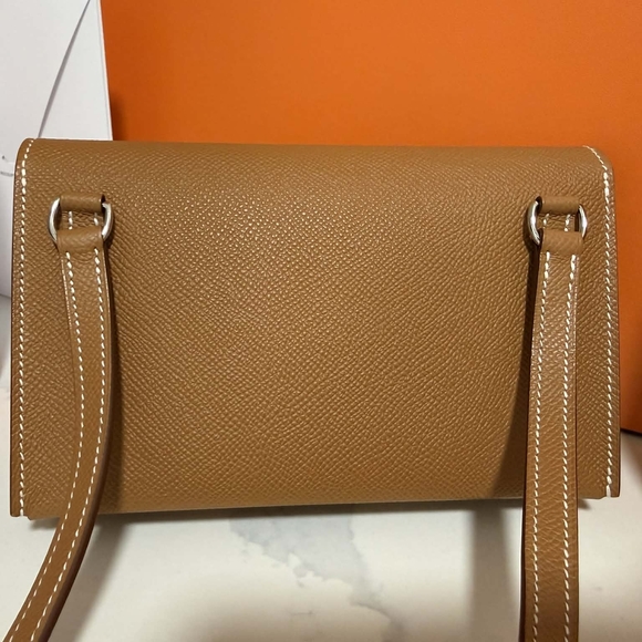 Elegant Tan Leather Crossbody Bag - Picture 3 of 9